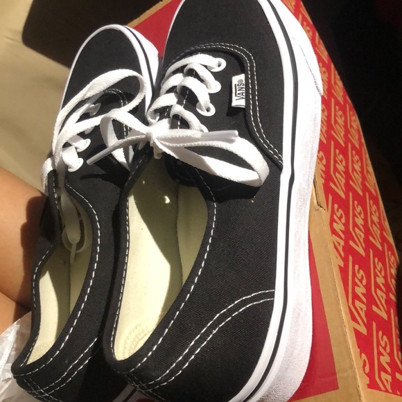 black authentic vans size 6